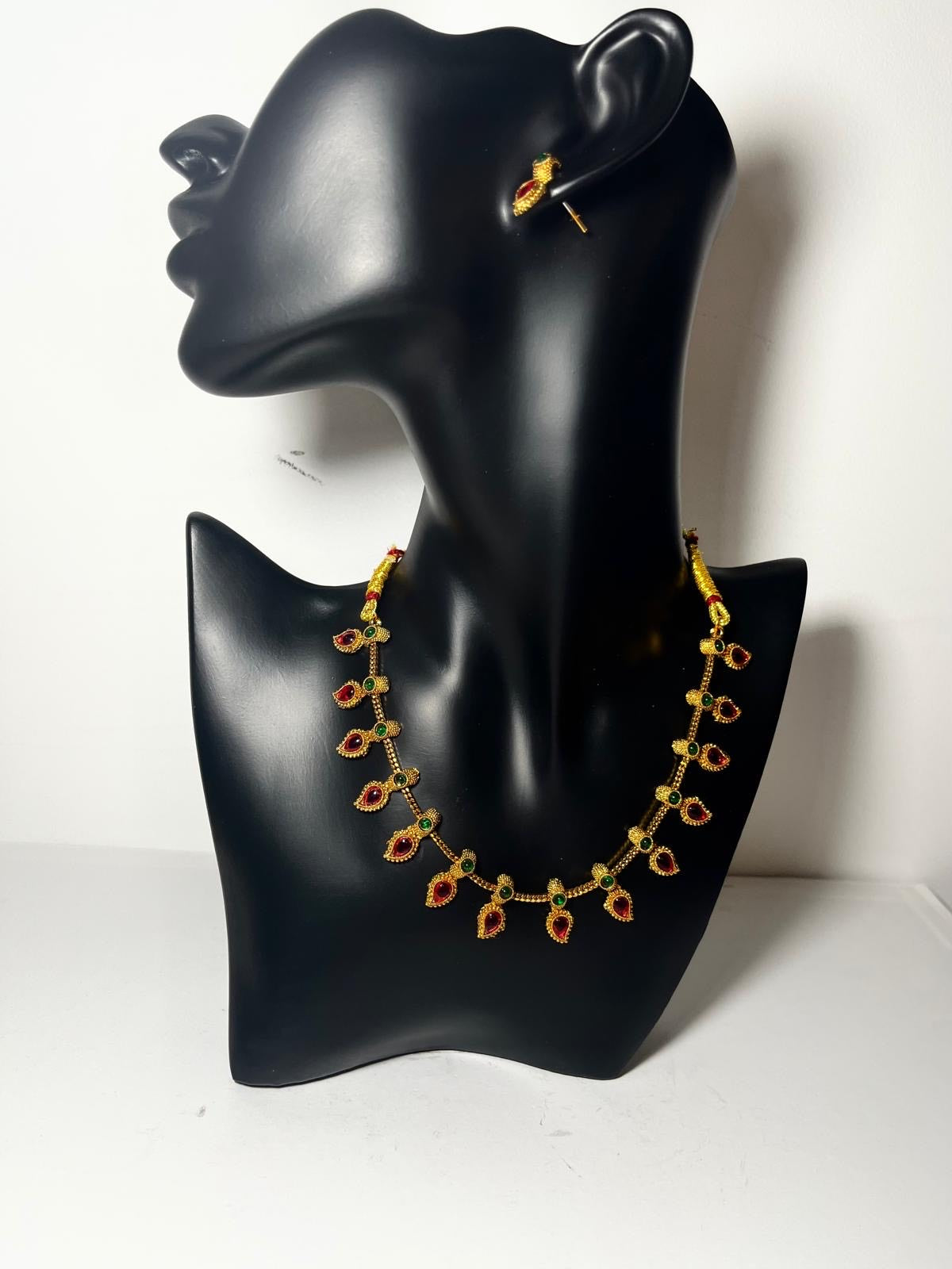 Vibrant Goden Teardrop Necklace Set