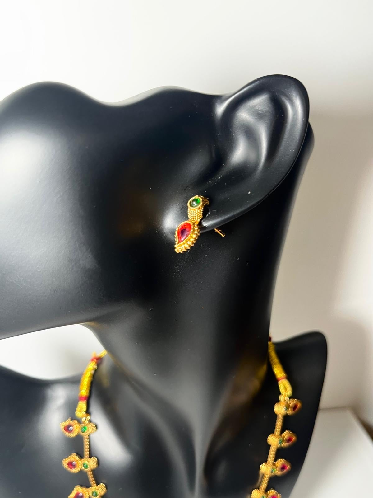 Vibrant Goden Teardrop Necklace Set