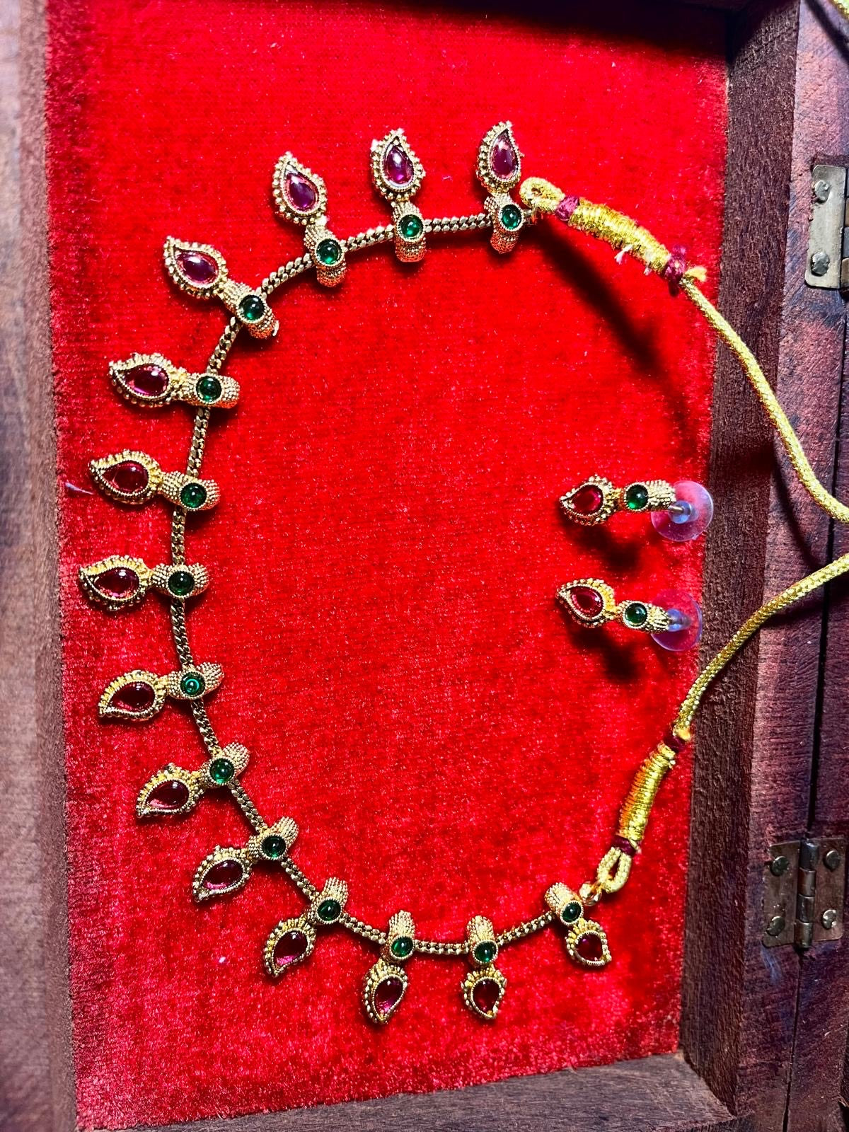 Vibrant Goden Teardrop Necklace Set